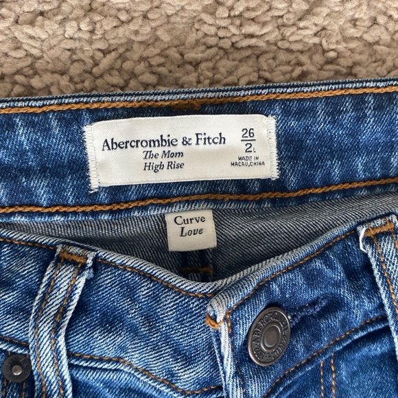 Abercrombie High Rise Mom Jean, Curve Love Size 26 Long. - Picture 2 of 3